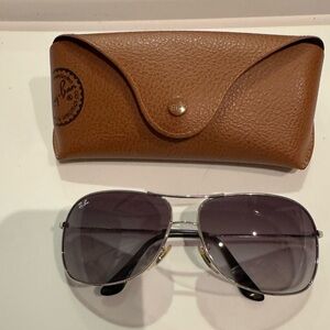 Ray-Ban silver-rimmed aviator sunglasses with gray tint